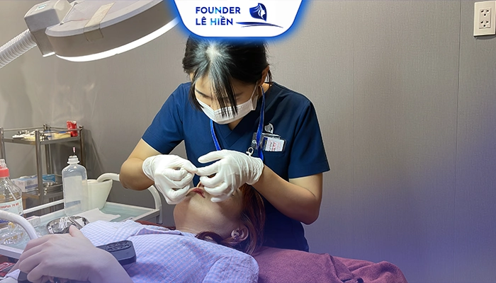 Điều dưỡng thực hiện chăm sóc vết thương sau phẫu thuật cắt mí